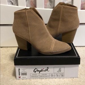 Qupid short boot with cut